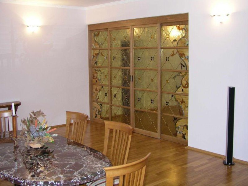 Перегородка для гостиной с цветным стеклом и декоративными вставками Железногорск