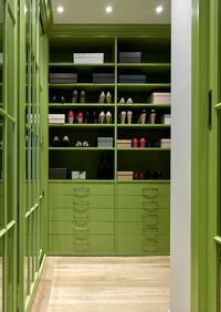 Г-образная гардеробная комната в зеленом цвете Железногорск