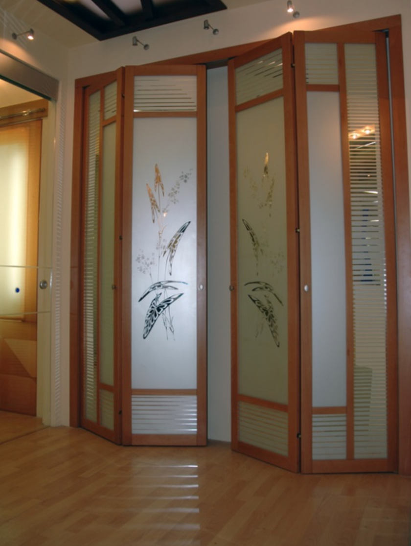 Широкие двери гармошка с матовым стеклом и рисунком Железногорск