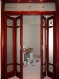 Дверь гармошка с декоративными стеклянными вставками Железногорск